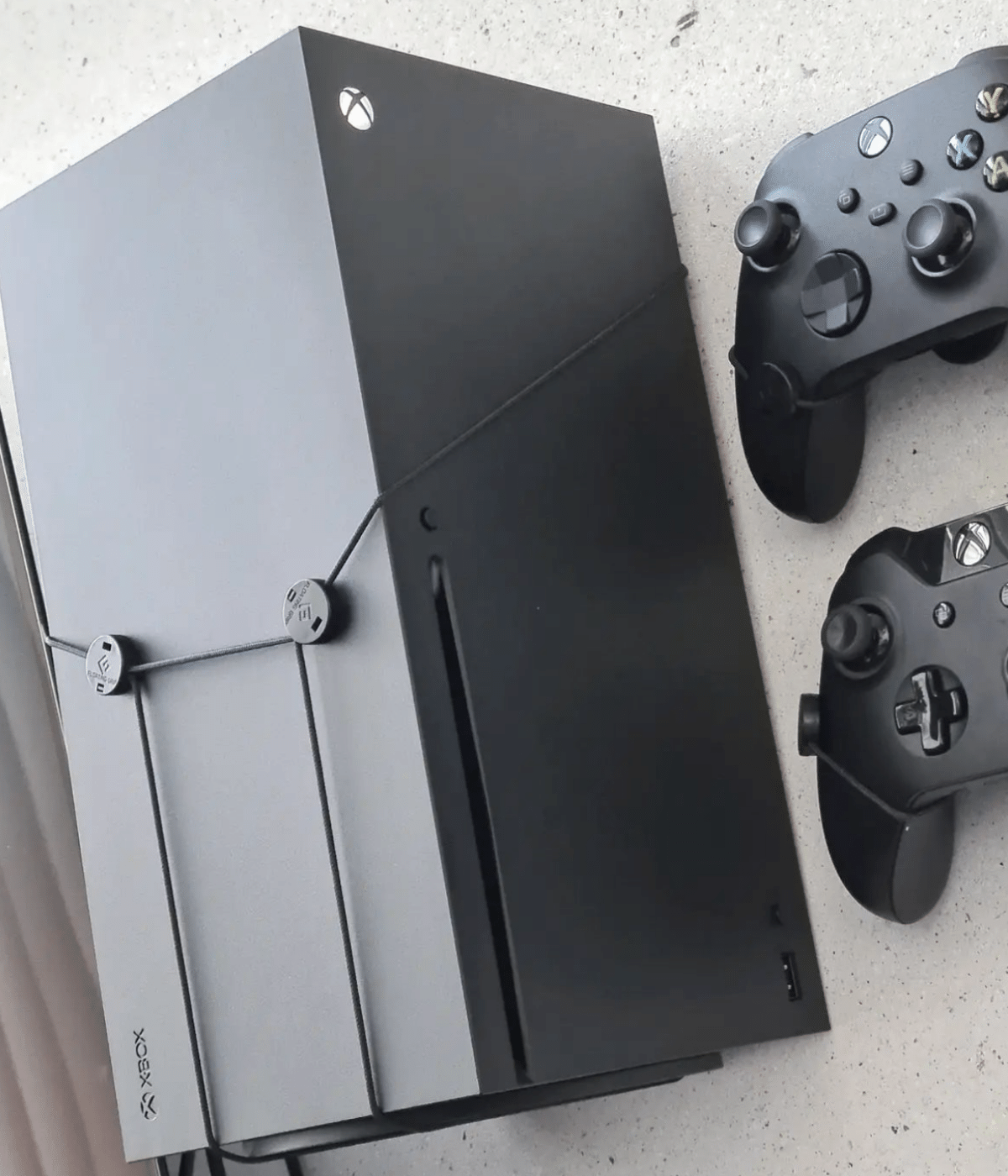 FLOATING GRIP Support Mural Xbox Series X Noir + 2 manettes